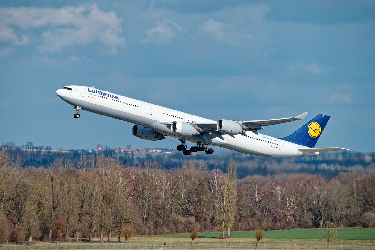 Lufthansa A340-600 takeoff