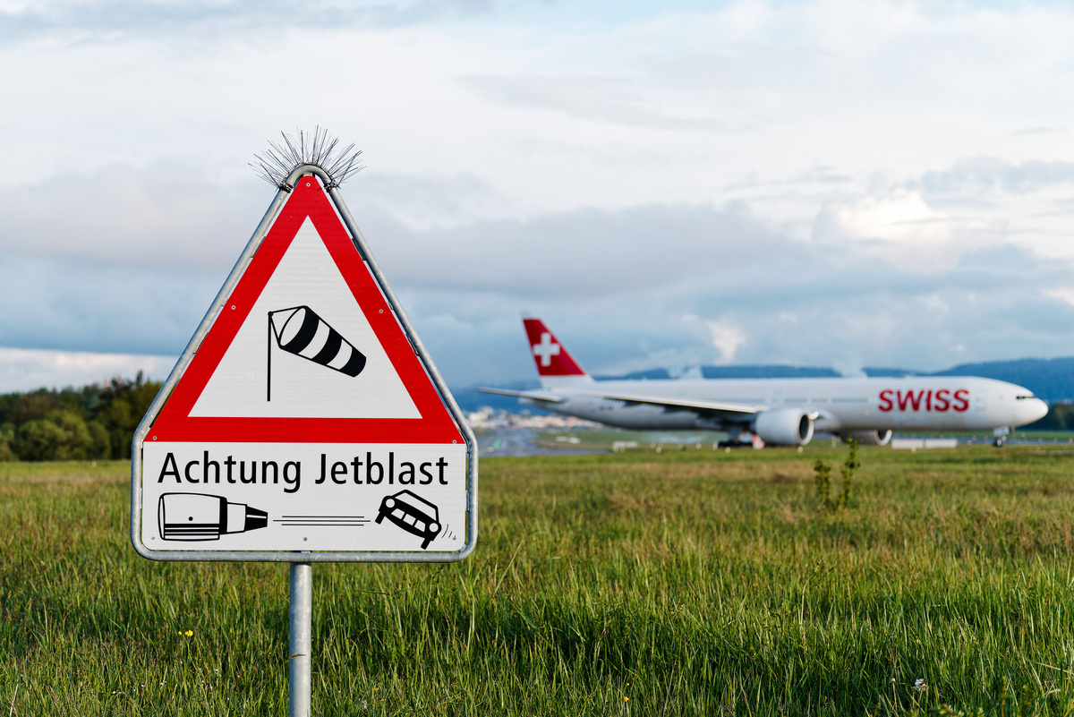 Achtung Jetblast sign